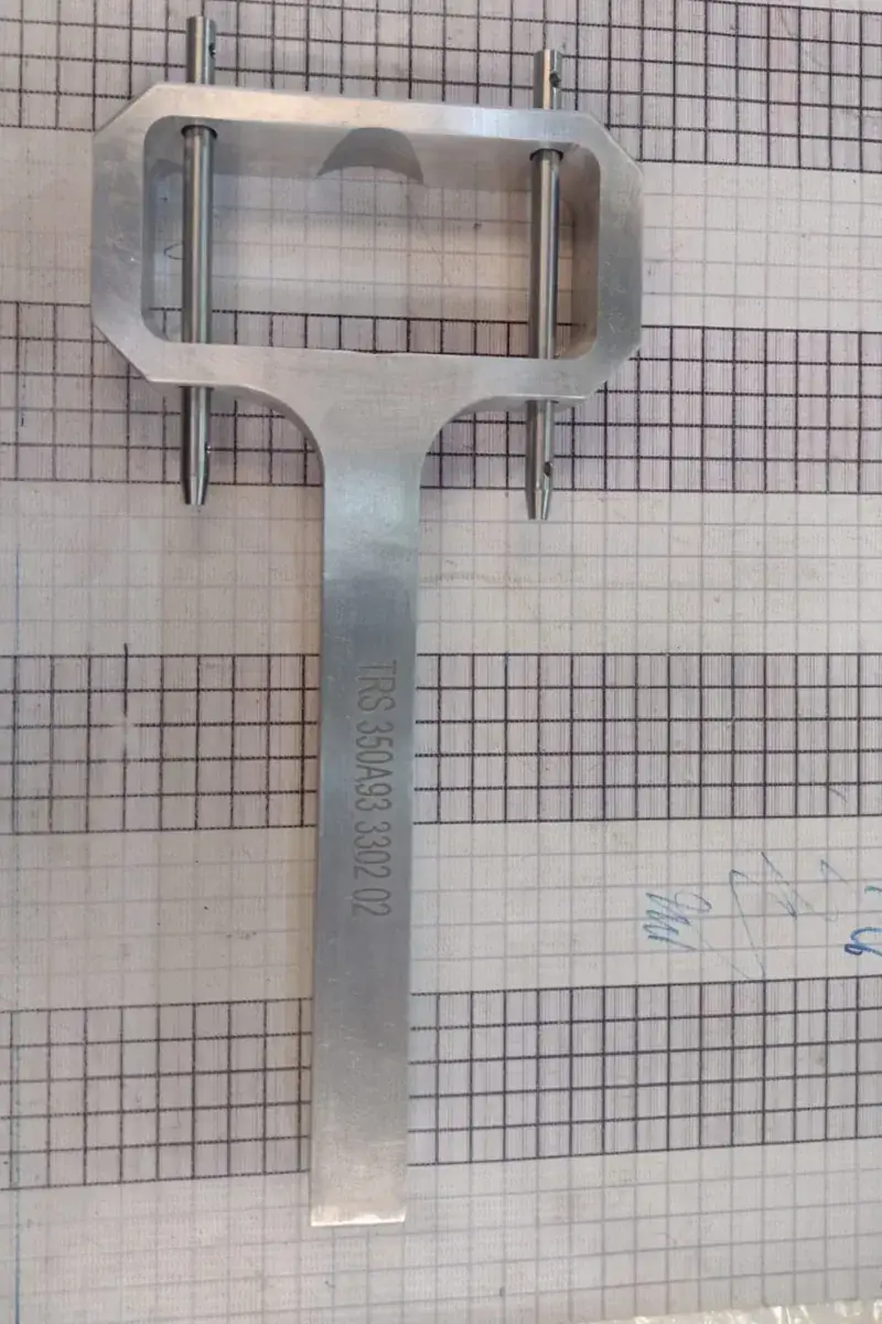 Ferramenta especial usinada em alumínio sobre desenho técnico, produzida por engenharia reversa